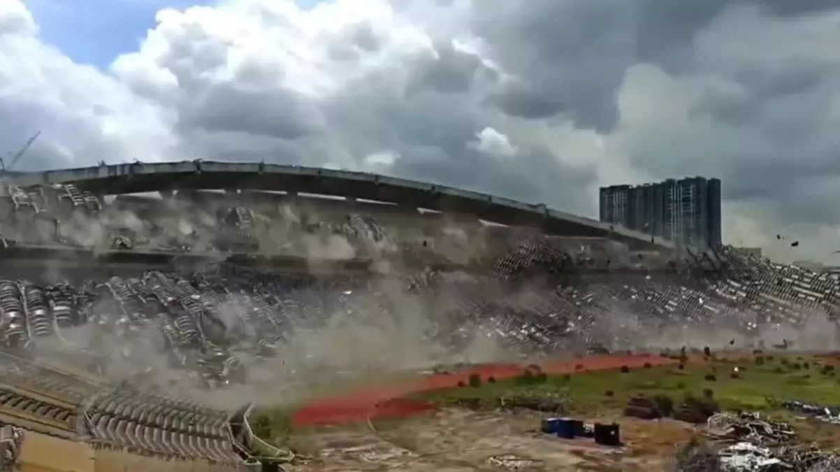 Malezya’nın tarihi Shah Alam stadyumu saniyeler içinde yerle bir edildi